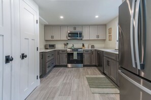 Private kitchen - Beautiful Colonial Charmer (Salem)