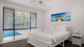 4 chambres, bureau, fer et planche à repasser, lit parapluie