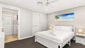 4 Schlafzimmer, Schreibtisch, Bügeleisen/Bügelbrett, Reisekinderbett