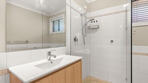 Ducha, secador de pelo, toallas y champú
