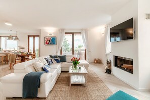 Villa | Área de sala de estar | Televisión de 30 pulgadas con canales digitales 