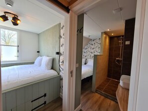 3 bedrooms, iron/ironing board, travel crib