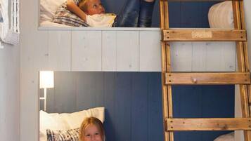 1 bedroom, travel cot