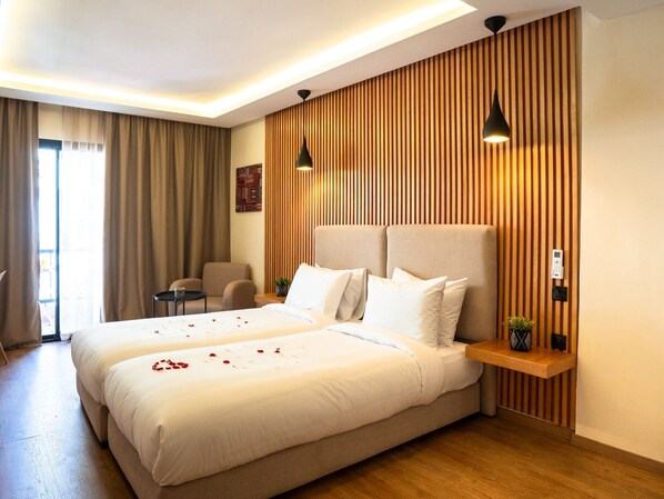 Tomannsrom – comfort, balkong, byutsikt | Safe på rommet, skrivebord og skrivebord for bærbar PC