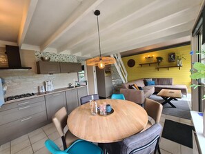 Interior - Enjoy peace and nature in this cozy cottage in the Kop van Noord-Holland. Ideal for families and dog lovers, with a sunny terrace, enclosed garden and free fishing pass. Close to the beach, Callantsoog and Schagen (Oudesluis)