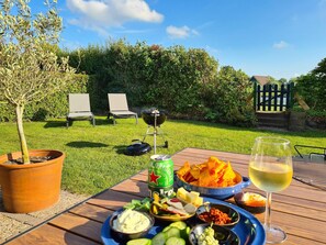 Terrace/patio - Enjoy peace and nature in this cozy cottage in the Kop van Noord-Holland. Ideal for families and dog lovers, with a sunny terrace, enclosed garden and free fishing pass. Close to the beach, Callantsoog and Schagen (Oudesluis)