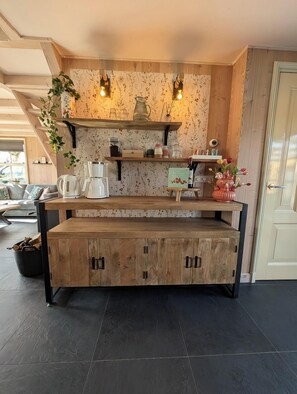 Interior - Discover this Dog-friendly vacation home in a quiet and natural setting, near the North Sea coast. Enjoy luxury amenities such as a Wood Burning Barrel Sauna, a private garden and comfortable bedrooms. Explore the surroundings by bike or take a trip (Oudesluis)