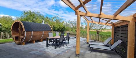 تناول الطعام بالخارج