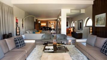 TV, caminetto, lettore DVD, stampante