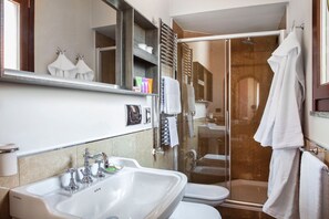 Ein Badezimmer mit Waschbecken, Spiegel und Dusche.