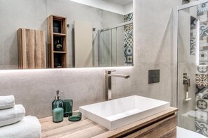 Deluxe Apartment, Balcony, City View | Bathroom | Shower, free toiletries, hair dryer, towels - Claudia's Home Napoli (Naples)