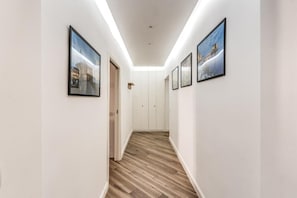 Deluxe appartement, balkon, uitzicht op de stad | Woonruimte | Flatscreentelevisie