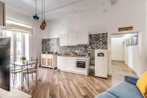 Lägenhet Deluxe - balkong - utsikt mot staden | Eget kök | Kylskåp, ugn, spishäll och grytor/köksredskap