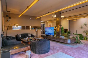 Luksus-alpehytte, privat basseng | Oppholdsområde | Smart-TV