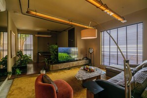 Comfort Chalet, 1 King Bed | Living area