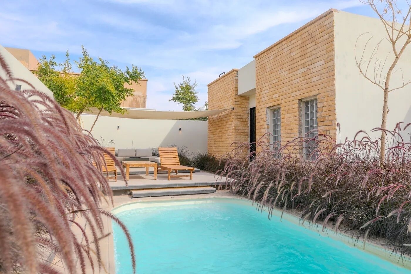 6 座室內游泳池