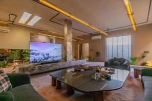 Chalet Luxe, piscine privée | Coin séjour | TV connectée