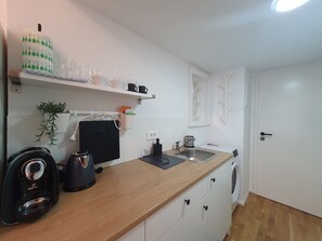 Kylskåp, mikrovågsugn, kaffe- och tebryggare och vattenkokare