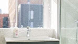 Shower, hair dryer, towels, soap - Old Silk - Queen - King Bed - Studio - CovStays (Coventry)