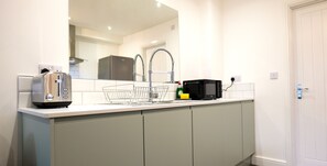 Fridge, microwave, oven, stovetop - Old Silk - Queen - King Bed - Studio - CovStays (Coventry)