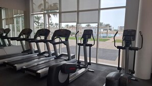 Una palestra con tapis roulant, ellittiche e una cyclette.