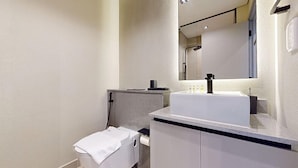 A modern bathroom with a white sink, a mirror, and a towel rack. - Mag 980 - Cosy Studio with City Views in Meydan (Meydan)
