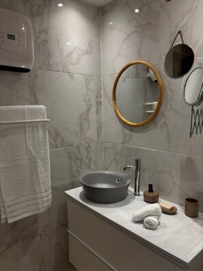Hair dryer, towels, soap, toilet paper - Luxury at your fingertips: private Jacuzzi, chic decor & unforgettable moments (Marseille)