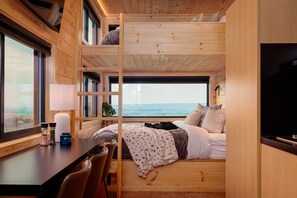 Skrivebord, wi-fi (inkludert) og sengetøy