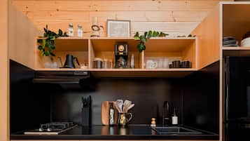 Refrigerador, microondas, cafetera y tetera y tostadora