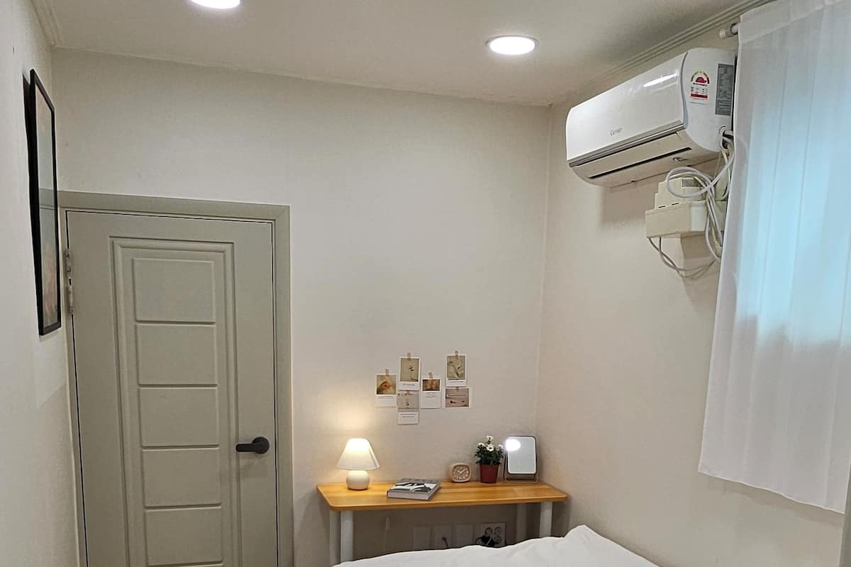 Single Room | Premium bedding, free WiFi, bed sheets