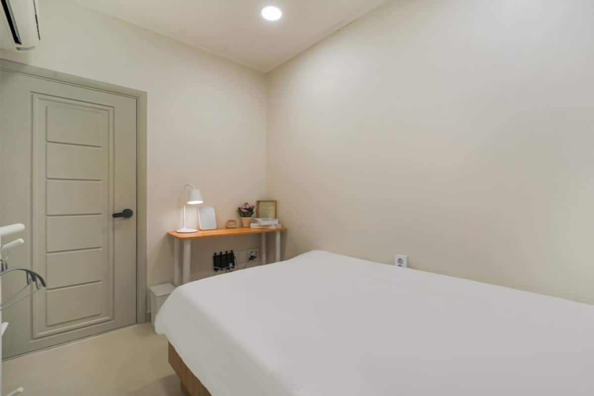 Single Room | Premium bedding, free WiFi, bed sheets