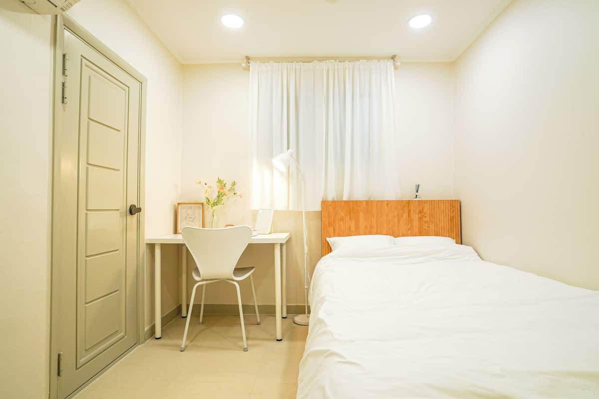Single Room | Premium bedding, free WiFi, bed sheets