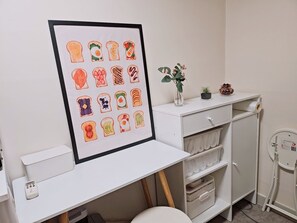 Fridge, microwave, cleaning supplies, ice maker - Sol Stay (Seoul)