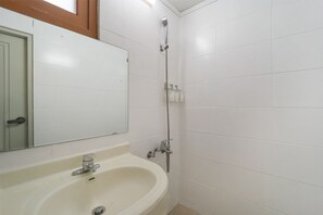 Single Room | Bathroom | Free toiletries, hair dryer, slippers, towels