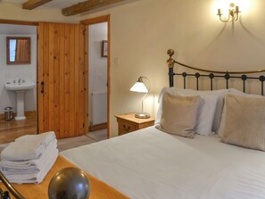 3 bedrooms, WiFi (free), bed sheets