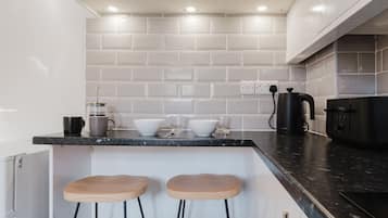 Kühlschrank, Mikrowelle, Ofen, Herdplatte