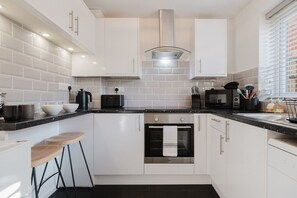 Kylskåp, mikrovågsugn, ugn och spishäll