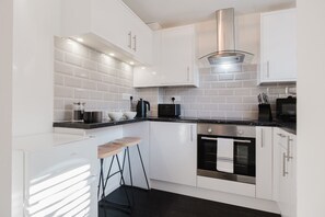 Jääkaappi, mikroaaltouuni, uuni, liesi