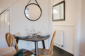 Dining - Corner House - Bright 2 Bed in Cheltenham (Cheltenham)