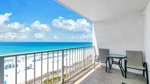 Ein Balkon mit Blick auf Strand und Meer.
