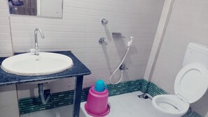 Ein Badezimmer mit Waschbecken, Toilette und Dusche.