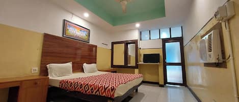 Escritorio, wifi gratis y ropa de cama