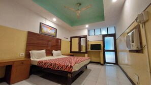 書桌、免費無線上網、床單