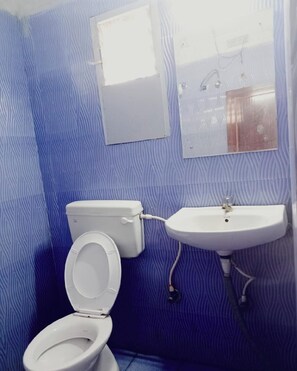Shower, rainfall showerhead, free toiletries, towels
