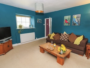 Flat-screen TV, DVD player - Cantref House Top Floor (Brecon)