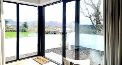 Rowan Beg Retreat - Tranquil apartment with WiFi in charming Renvyle
