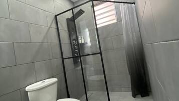 Ducha, artículos de tocador gratuitos, toallas, jabón