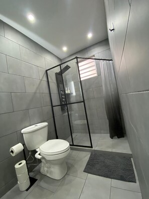 Casa conforto, sacada, ao lado da piscina | Banheiro | Chuveiro, produtos de toalete grátis, toalhas de banho, sabonete