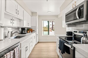 Kühlschrank, Mikrowelle, Ofen, Herdplatte