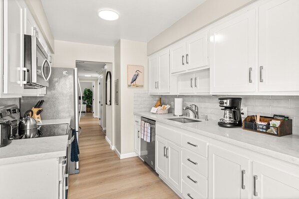 Kühlschrank, Mikrowelle, Ofen, Herdplatte